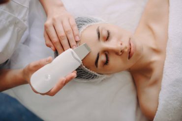 Peeling kawitacyjny + sonoforeza – wtłaczanie substancji aktywnych, maska 